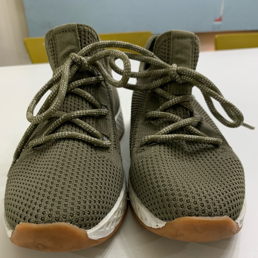 Like New J Slides Mesh Sneaker Size 7 - image 3